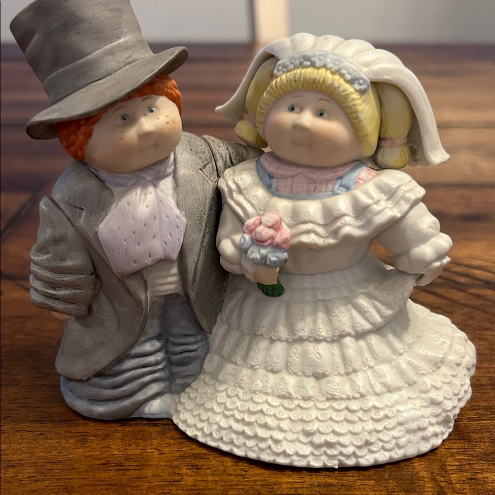 1984 Vintage Cabbage Patch KidsCharming Wedding Couple Figurine - White and Gray